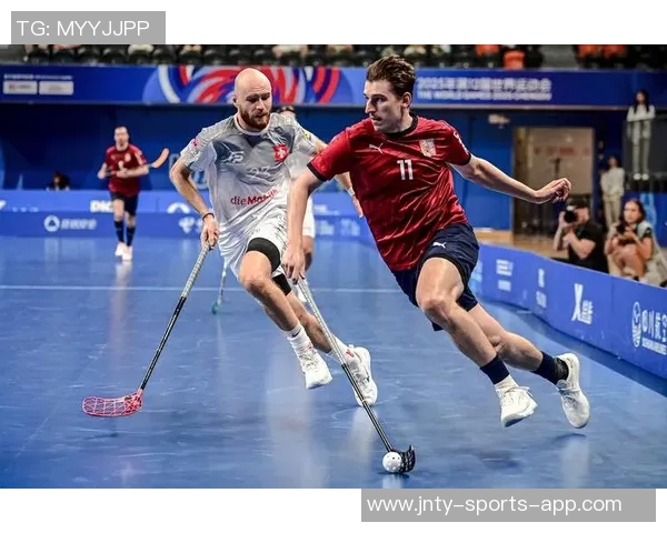 捷克足球史上身高最高的球星是谁他在球场上展现了怎样的优势