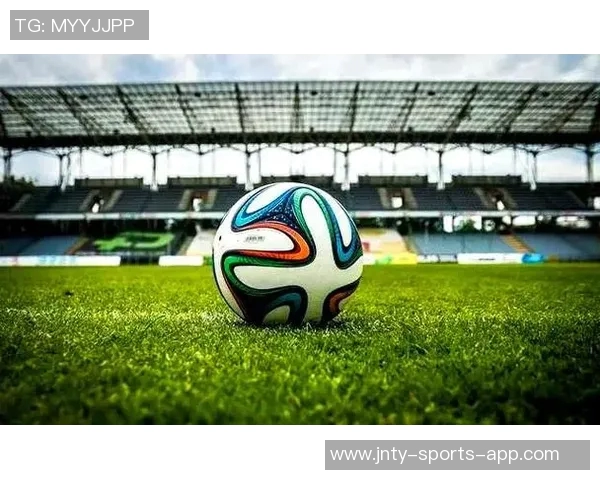 老牌球星再度闪耀绿茵场见证足球经典与永恒魅力